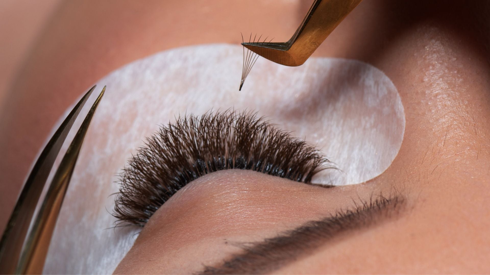 Preserve Your Eyelash Extensions with a Silk Pillowcase
